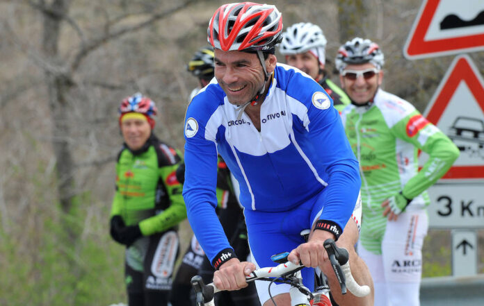 Davide Cassani mentre pedala tra strade della Gran Fondo Davide Cassani