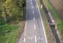 Il clamoroso autogol della Mercedes: gira un video su una ciclabile e poi lo rimuove