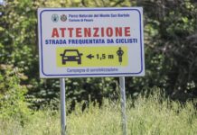 Milano, vietati i cartelli salva-ciclisti dal ministero di Salvini. Poi il passo in avanti