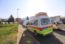 Buca nell’asfalto, un ciclista cade e viene ucciso da un’auto: il pericolo era stato segnalato
