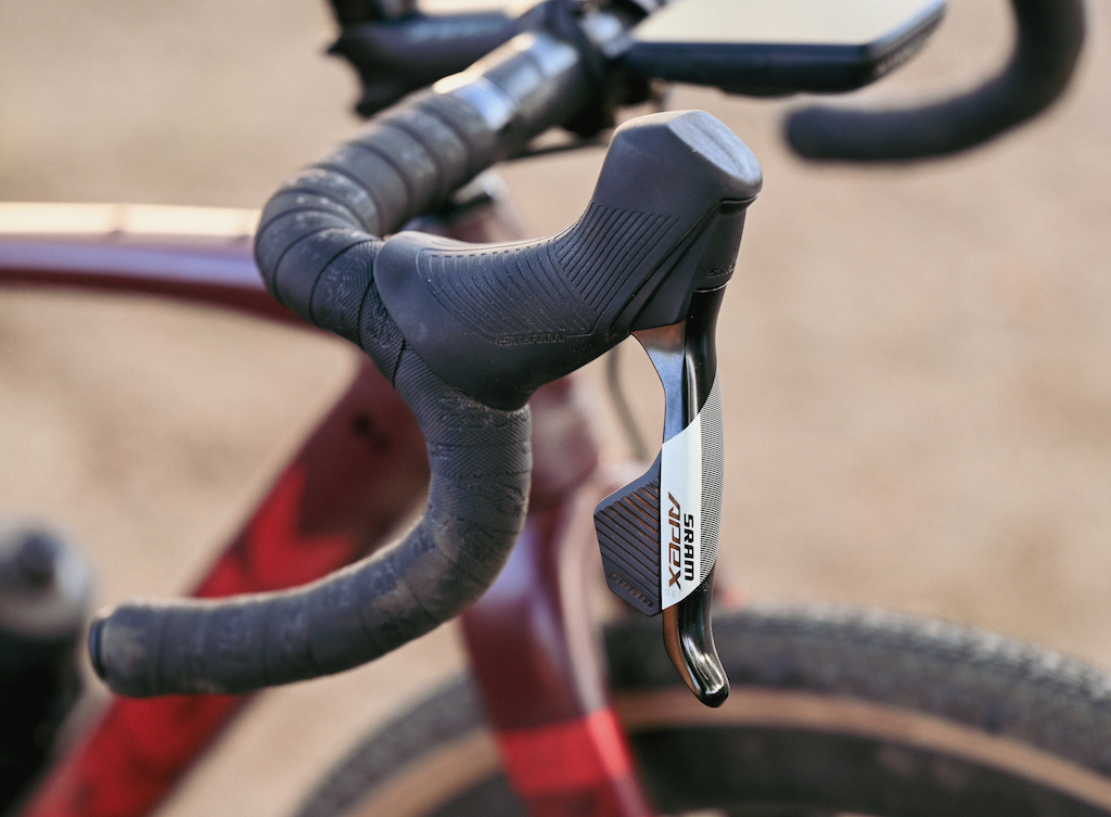 I comandi al manubrio dello Sram Apex AXS