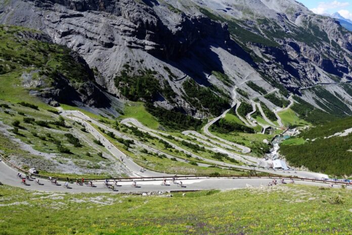 Stelvio-Santini-a845796c513_ciclisti_in_salita_al_passo_dello_stelvio_da_bormio_854557264-1024x683-1