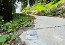 I tifosi di Roglic mettono una targa sul Lussari: «La sua catena è scesa qui»