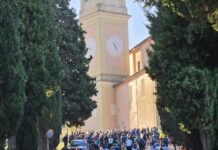 Una marea di amici e di biciclette per l’ultimo saluto a Comastri