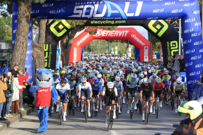 Partenza Squali Granfondo Squali