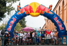 Red Bull Scatené: le biciclette più strane hanno gareggiato sotto i portici di San Luca